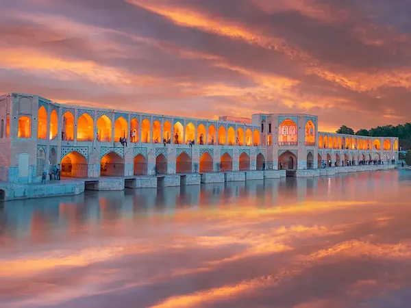 سفر خانوادگی ۴ نفره به اصفهان با راهنمای محلی